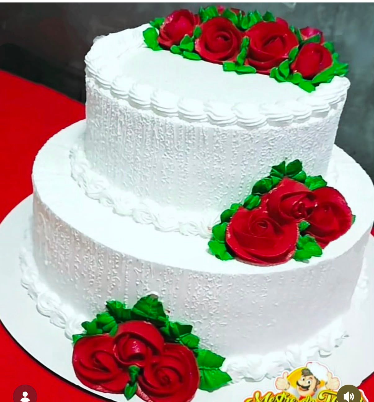 Bolo de dois andares branco com rosas vermelhas
