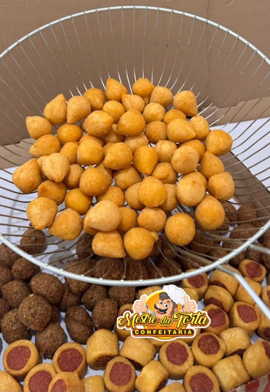 Bolinhas de queijo, quibes e enroladinhos de salsicha