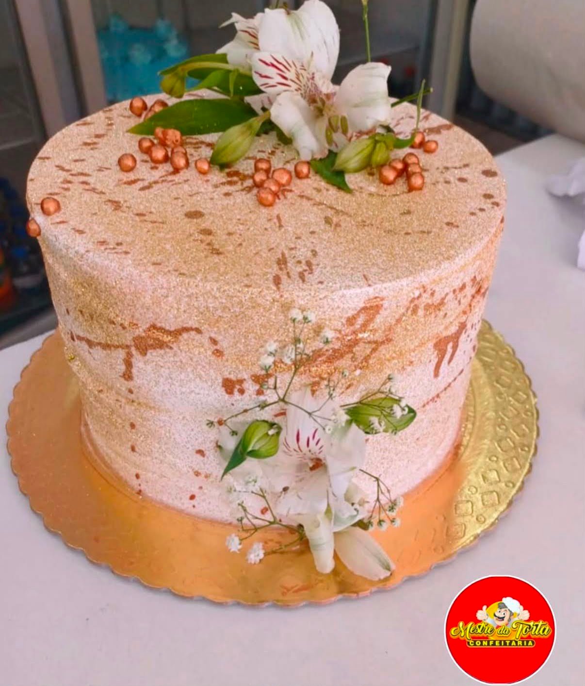 Bolo rose gold com flores naturais e pérolas douradas