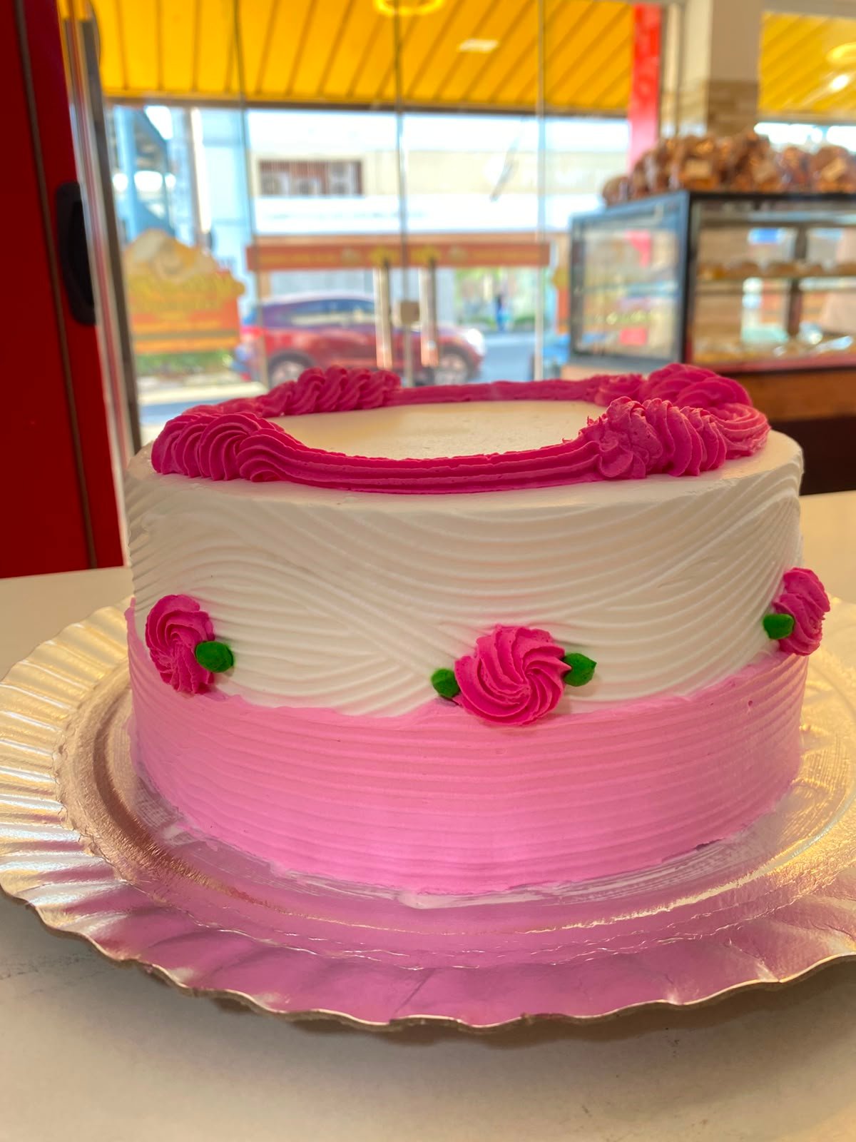 Bolo rosa e branco com rosinhas de chantilly
