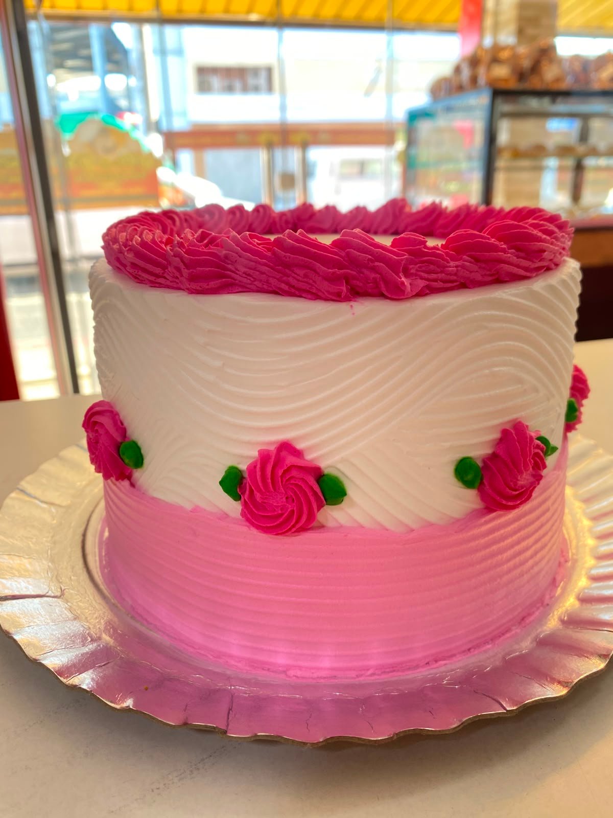 Bolo rosa texturizado com rosas de chantilly
