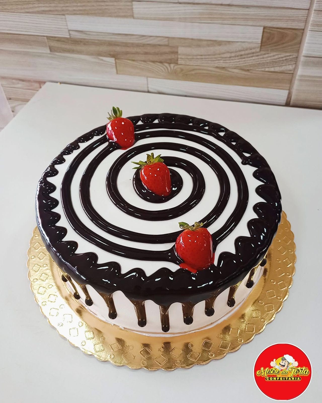 Bolo de chantilly com calda de chocolate e morangos