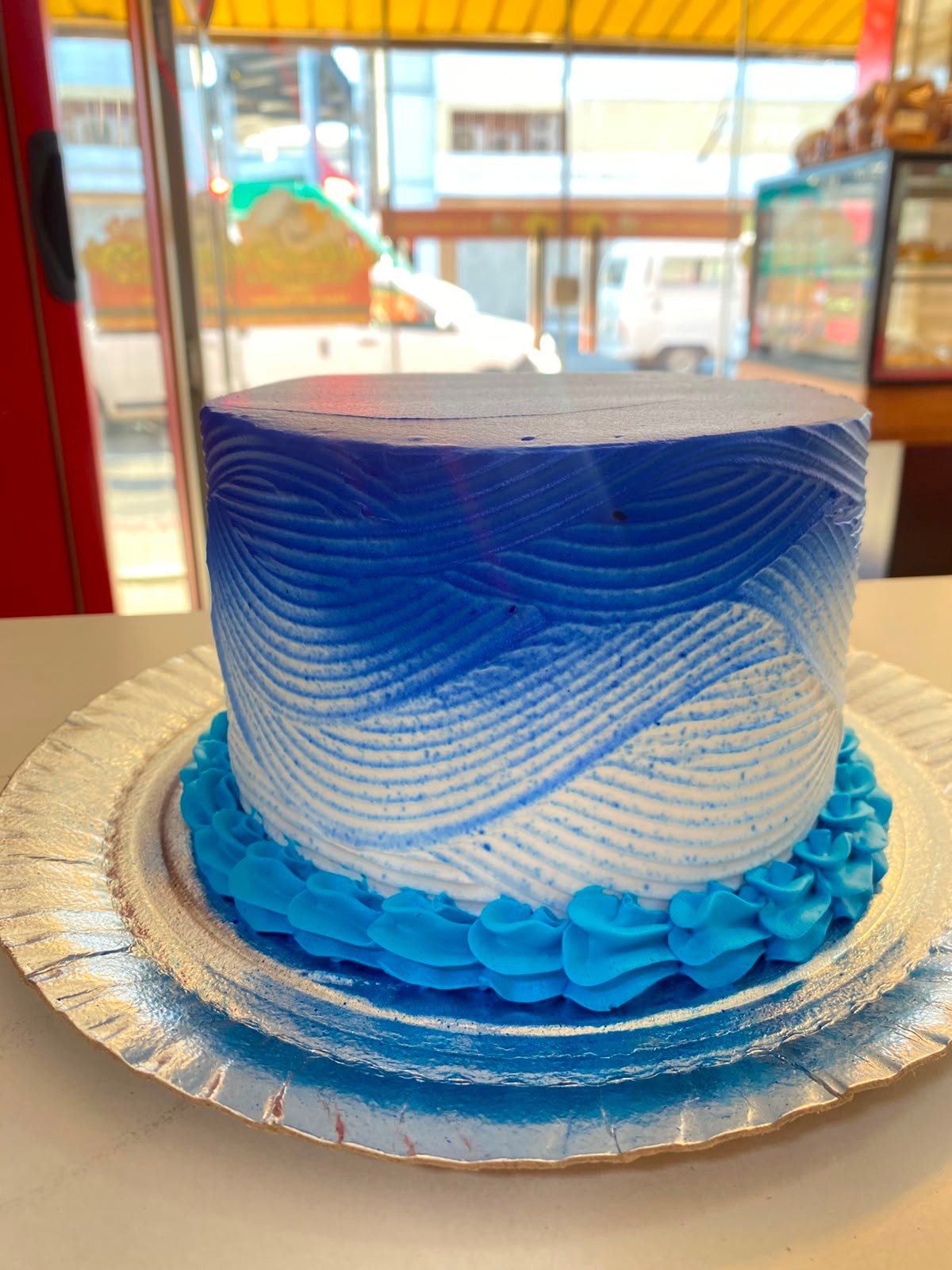 Bolo azul degradê com textura em chantilly