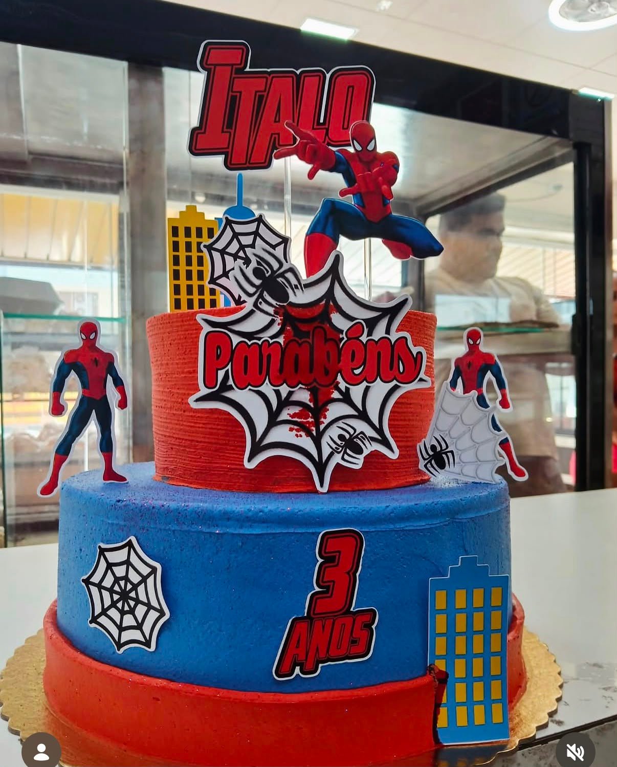 Bolo de dois andares tema Homem-Aranha